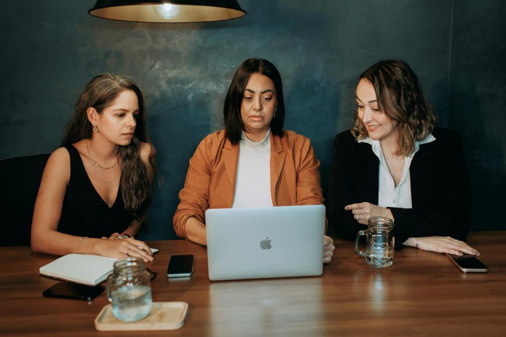 Trois femmes travaillent ensembles sur un projet