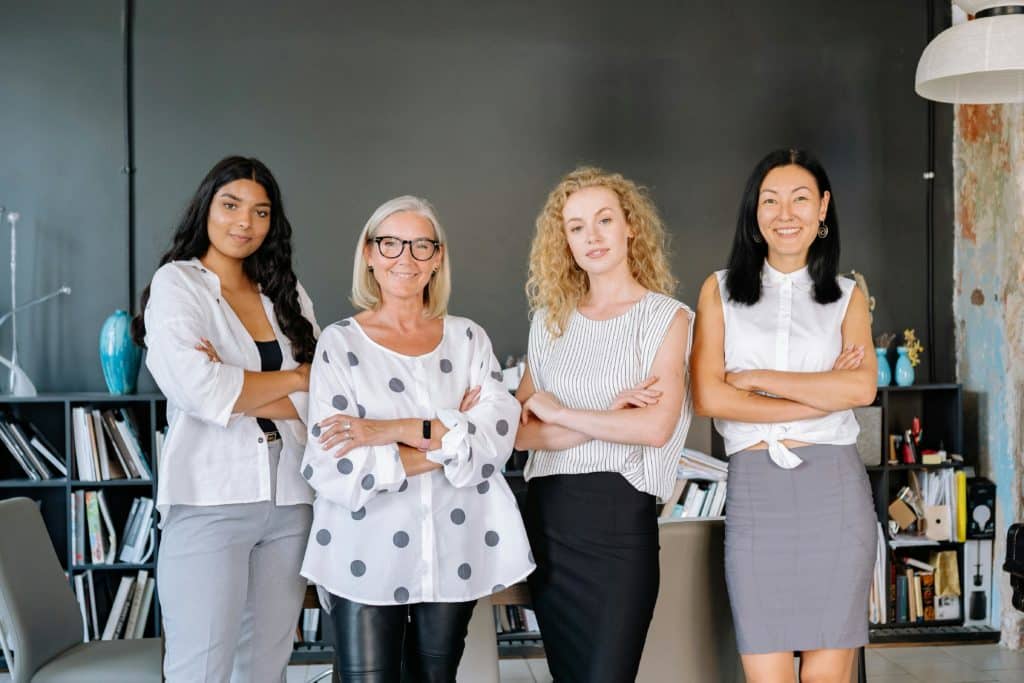 4 femmes soudées nous regardent avec confiance