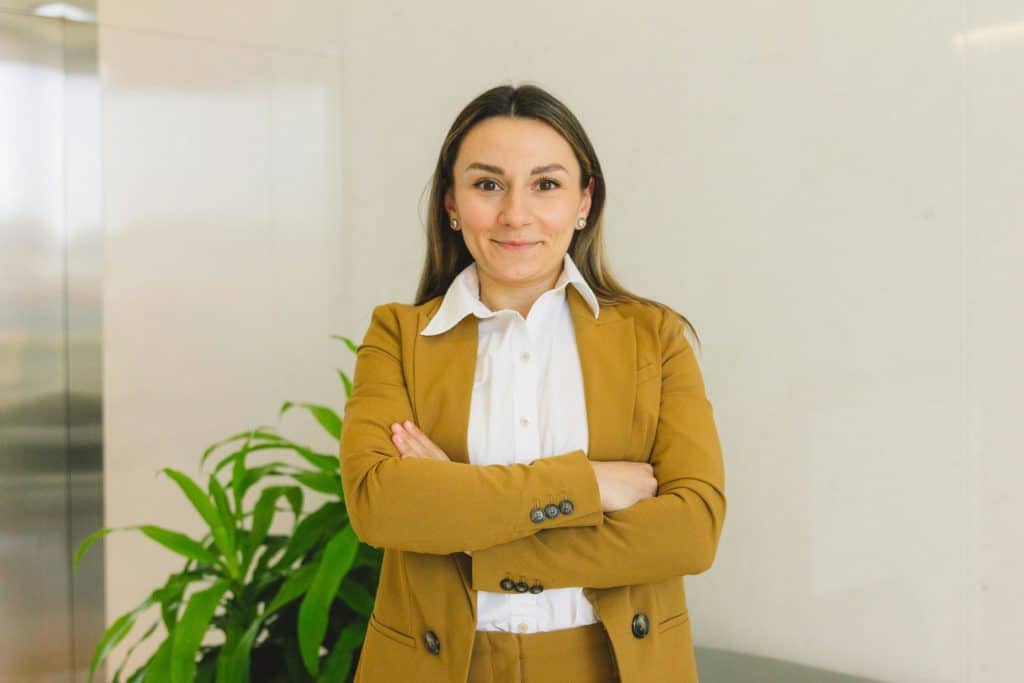 Une femme nous regarde et semble épanouie