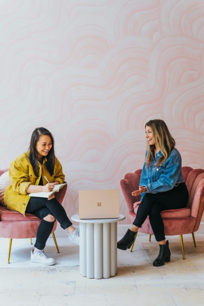 Deux femmes au travail échanges avec le sourire